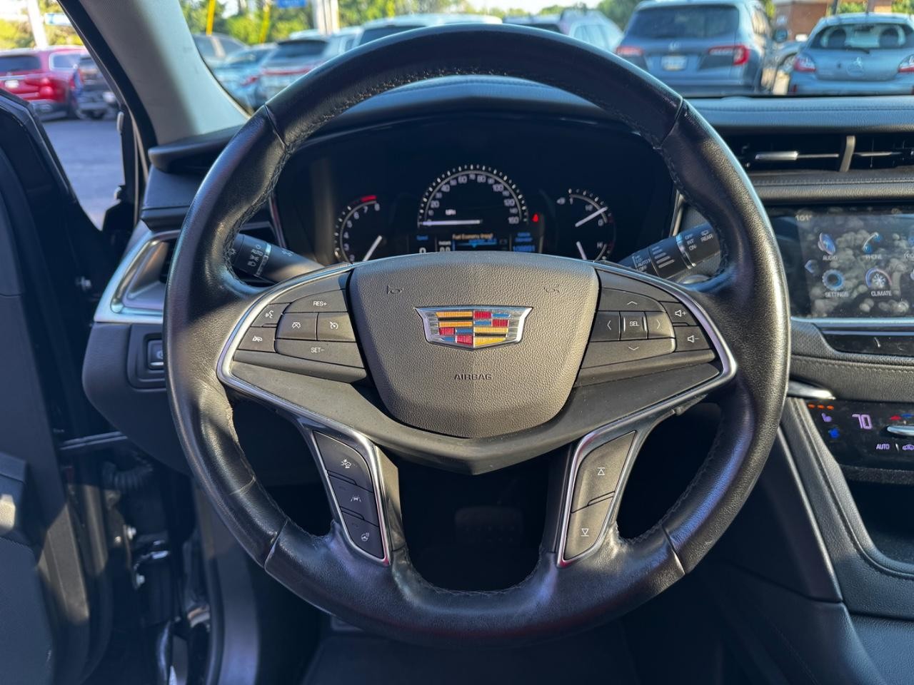 Cadillac XT5 Vehicle Full-screen Gallery Image 19