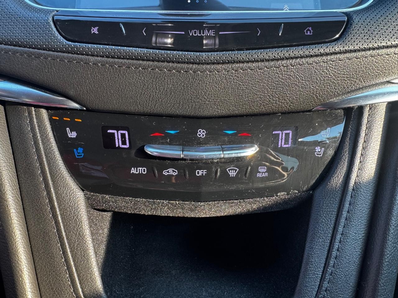 Cadillac XT5 Vehicle Full-screen Gallery Image 22