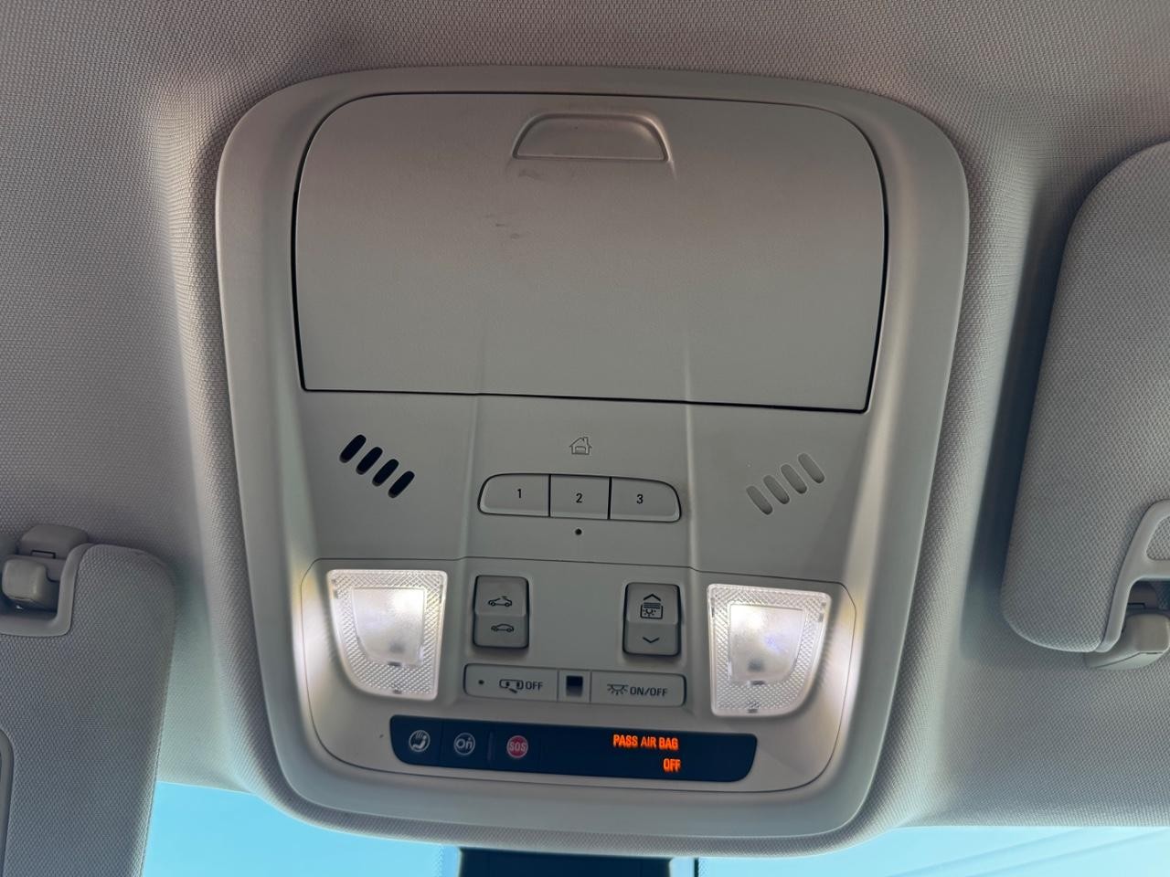Cadillac XT5 Vehicle Full-screen Gallery Image 26