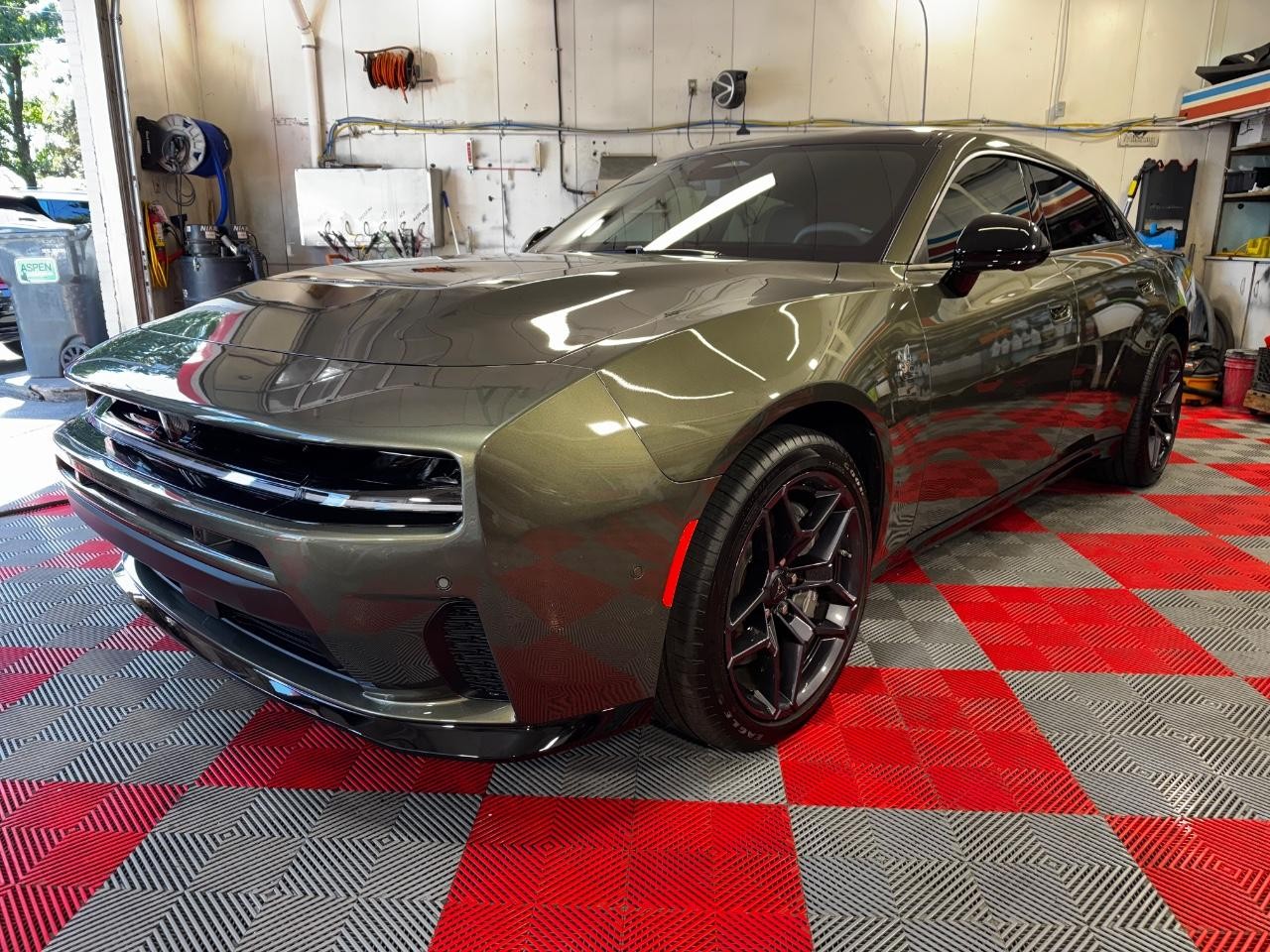 Dodge Charger Vehicle Full-screen Gallery Image 06