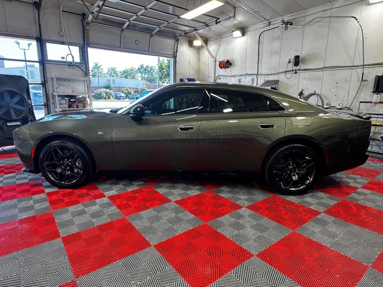 Dodge Charger Vehicle Full-screen Gallery Image 07