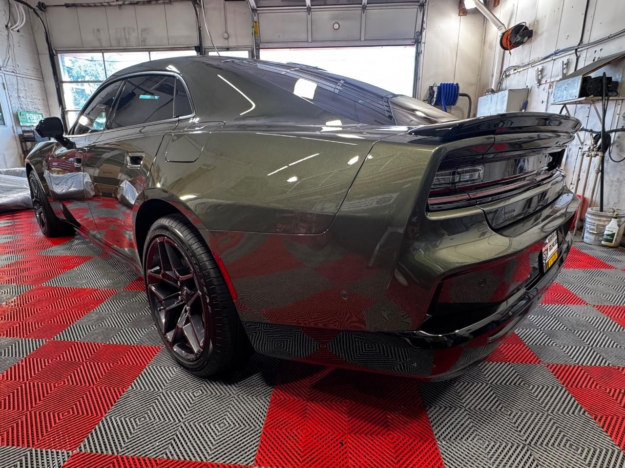 Dodge Charger Vehicle Full-screen Gallery Image 08