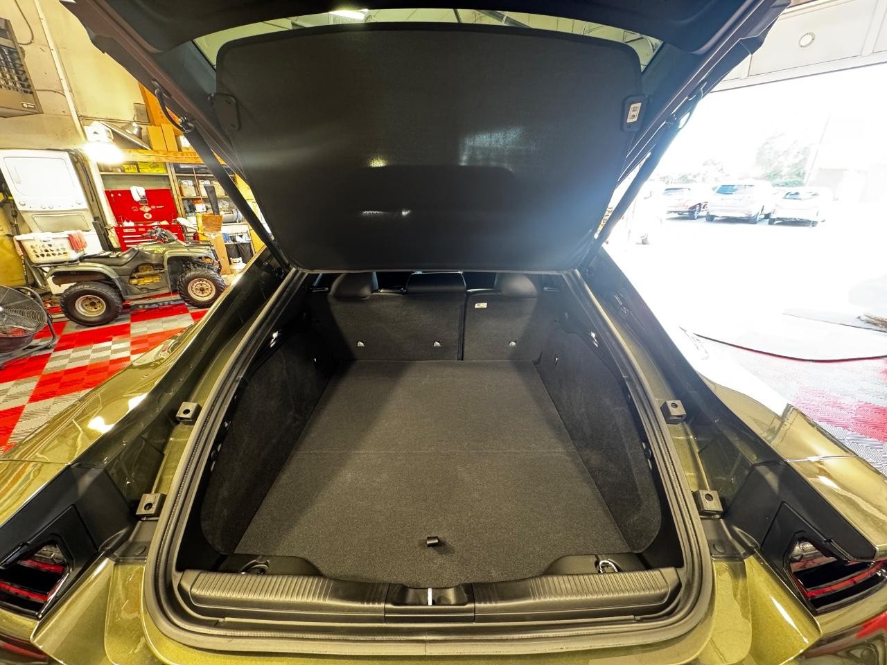 Dodge Charger Vehicle Full-screen Gallery Image 15