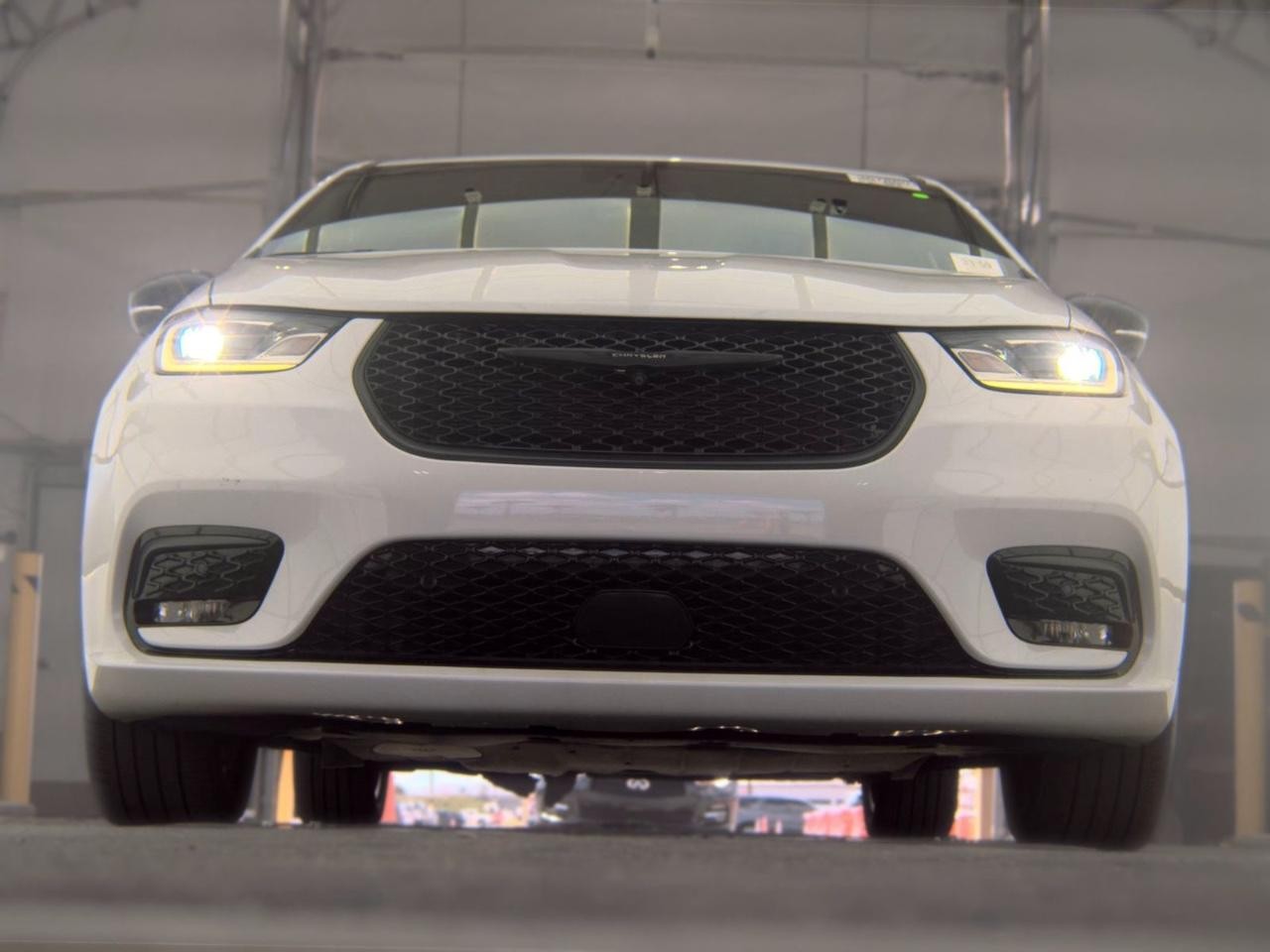 Chrysler Pacifica Vehicle Full-screen Gallery Image 04