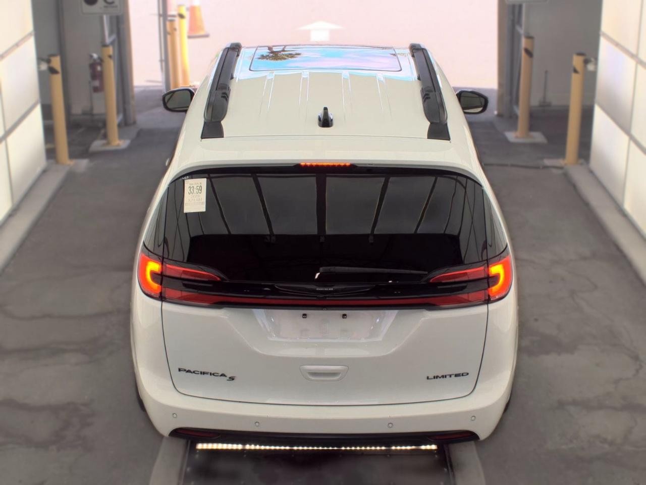 Chrysler Pacifica Vehicle Full-screen Gallery Image 05
