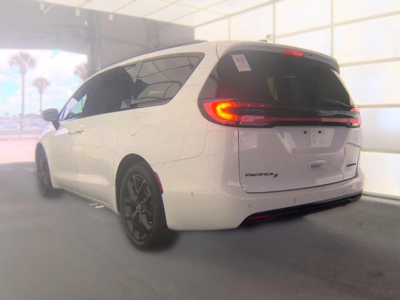 Chrysler Pacifica Vehicle Full-screen Gallery Image 07