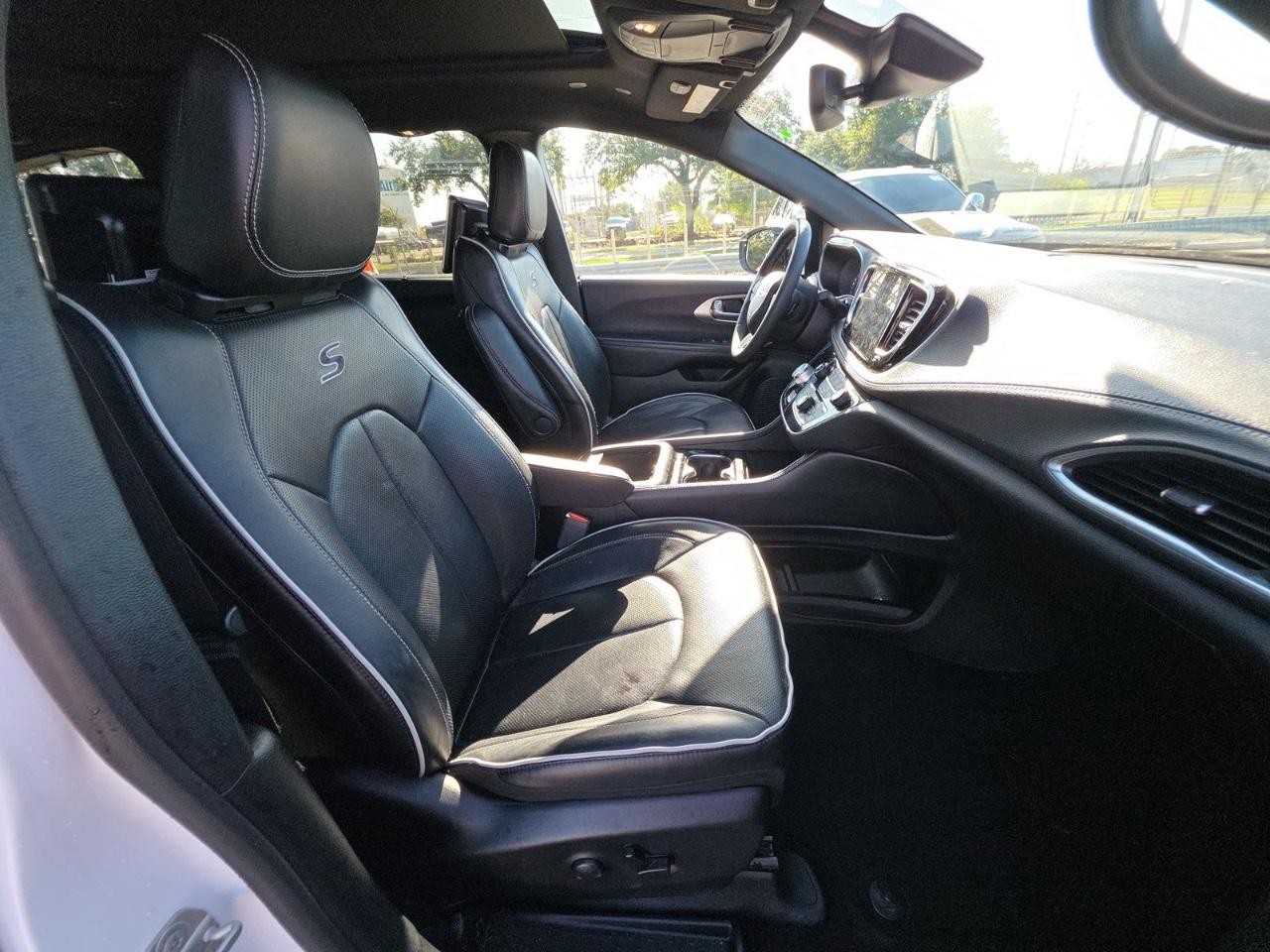 Chrysler Pacifica Vehicle Full-screen Gallery Image 08