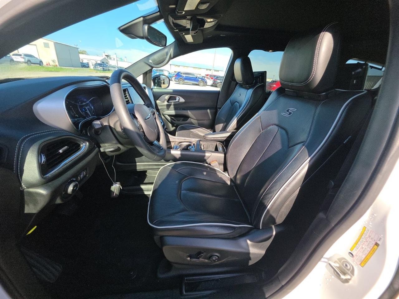 Chrysler Pacifica Vehicle Full-screen Gallery Image 09