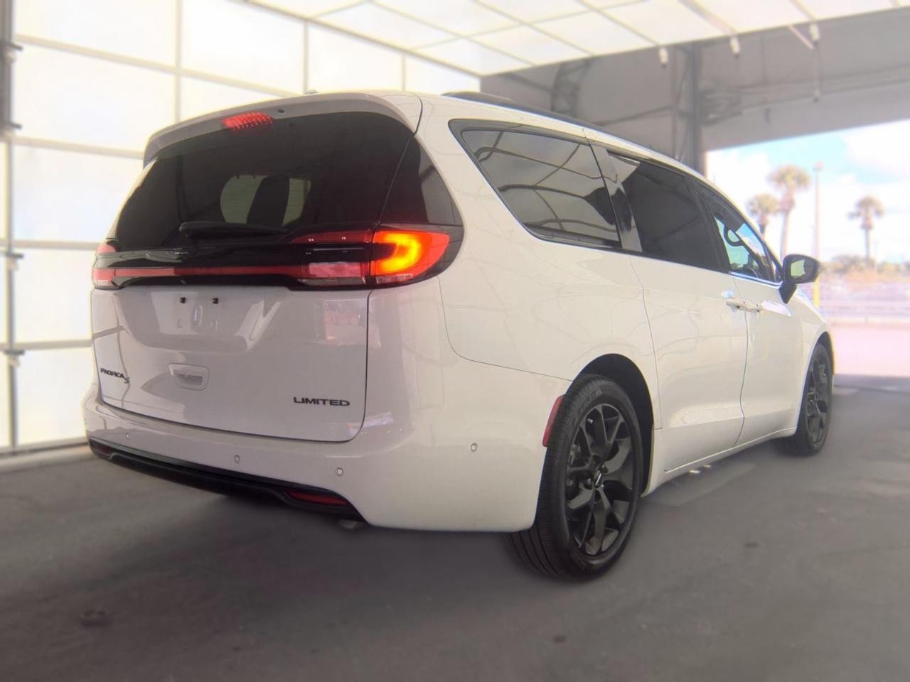 Chrysler Pacifica Vehicle Full-screen Gallery Image 10