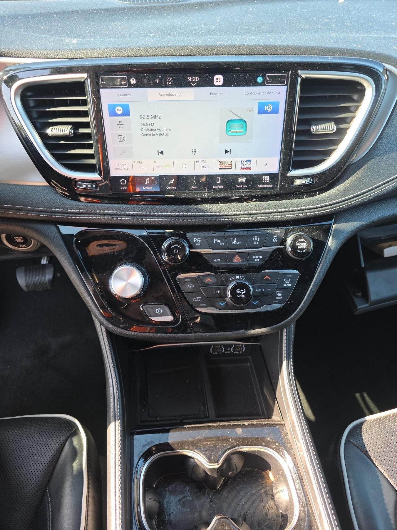 Chrysler Pacifica Vehicle Full-screen Gallery Image 11