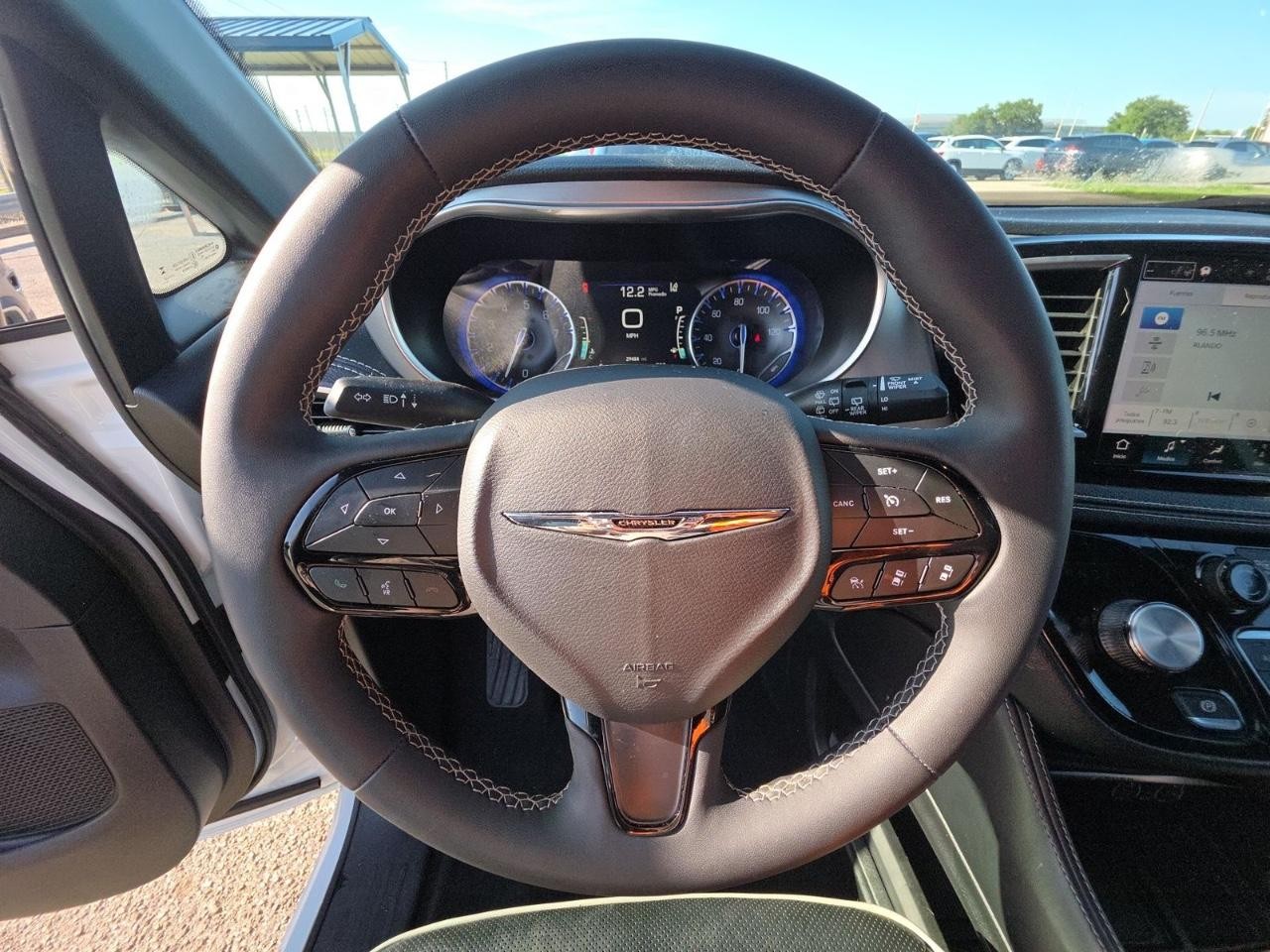 Chrysler Pacifica Vehicle Full-screen Gallery Image 12