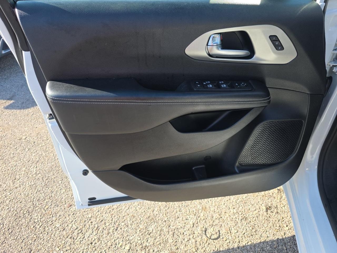 Chrysler Pacifica Vehicle Full-screen Gallery Image 13