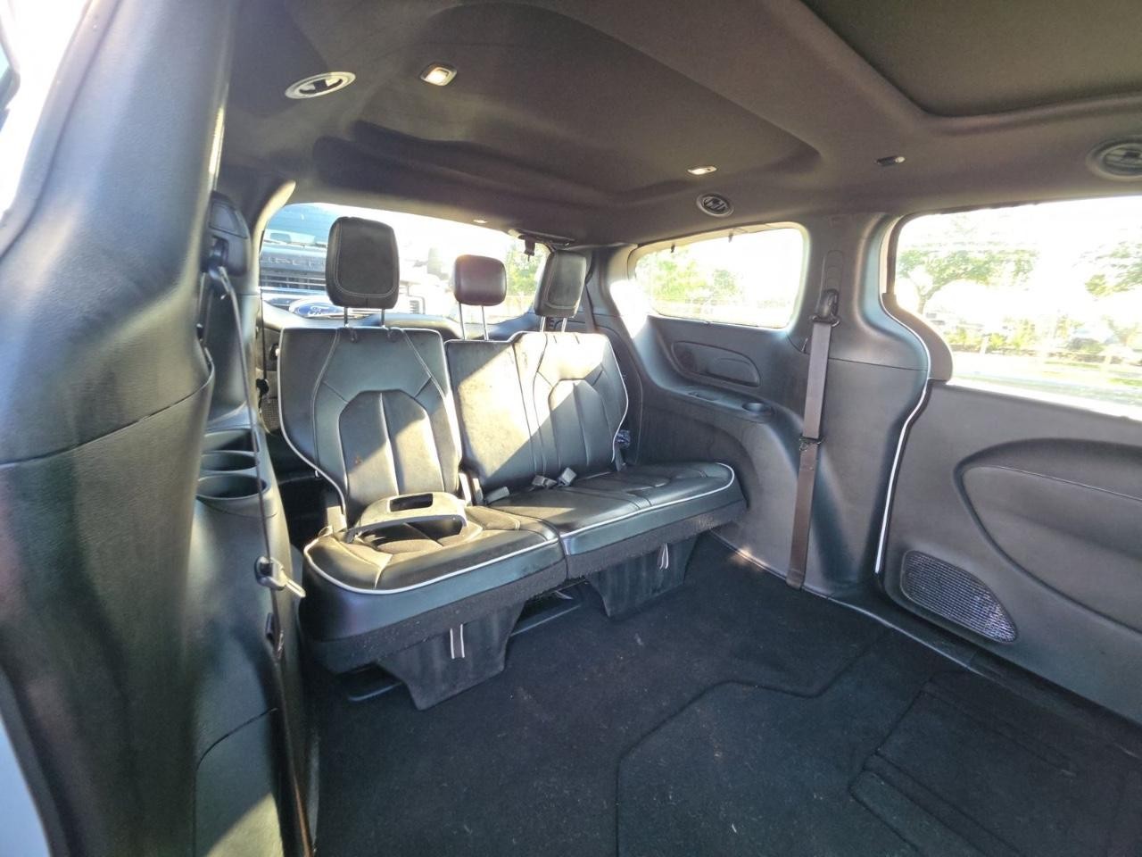 Chrysler Pacifica Vehicle Full-screen Gallery Image 14