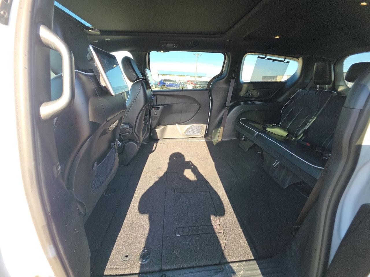 Chrysler Pacifica Vehicle Full-screen Gallery Image 15
