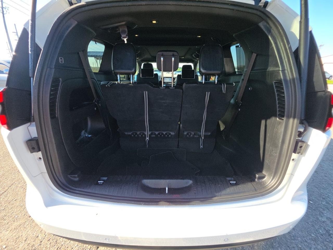 Chrysler Pacifica Vehicle Full-screen Gallery Image 18