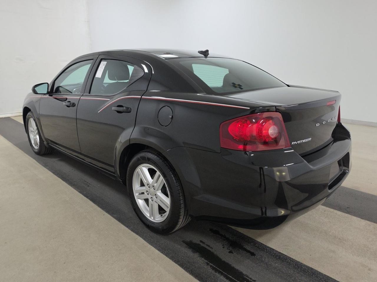 Dodge Avenger Vehicle Full-screen Gallery Image 02