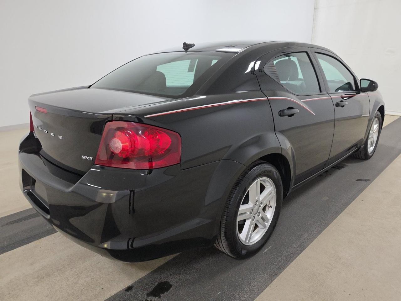 Dodge Avenger Vehicle Full-screen Gallery Image 06