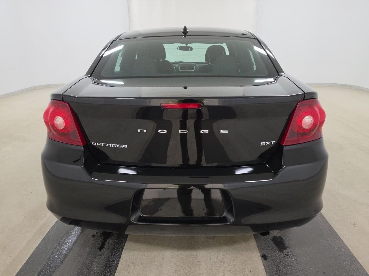 Dodge Avenger Vehicle Full-screen Gallery Image 07