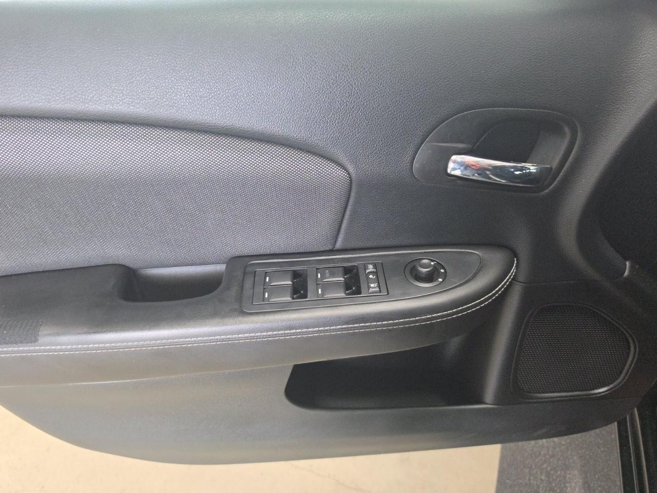 Dodge Avenger Vehicle Full-screen Gallery Image 09