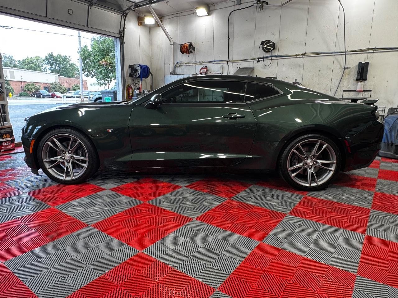 Chevrolet Camaro Vehicle Full-screen Gallery Image 04