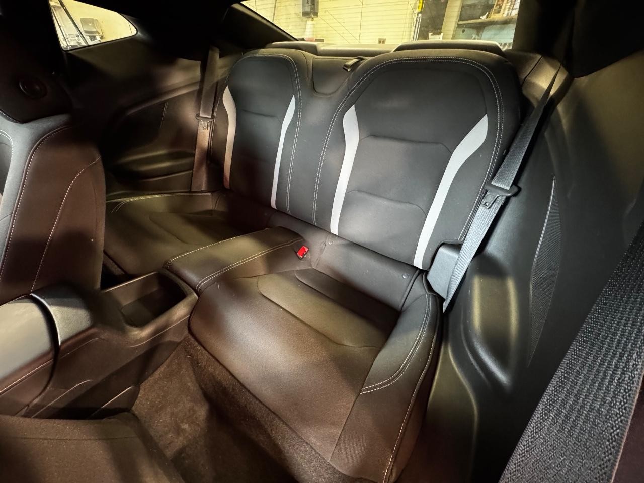 Chevrolet Camaro Vehicle Full-screen Gallery Image 12