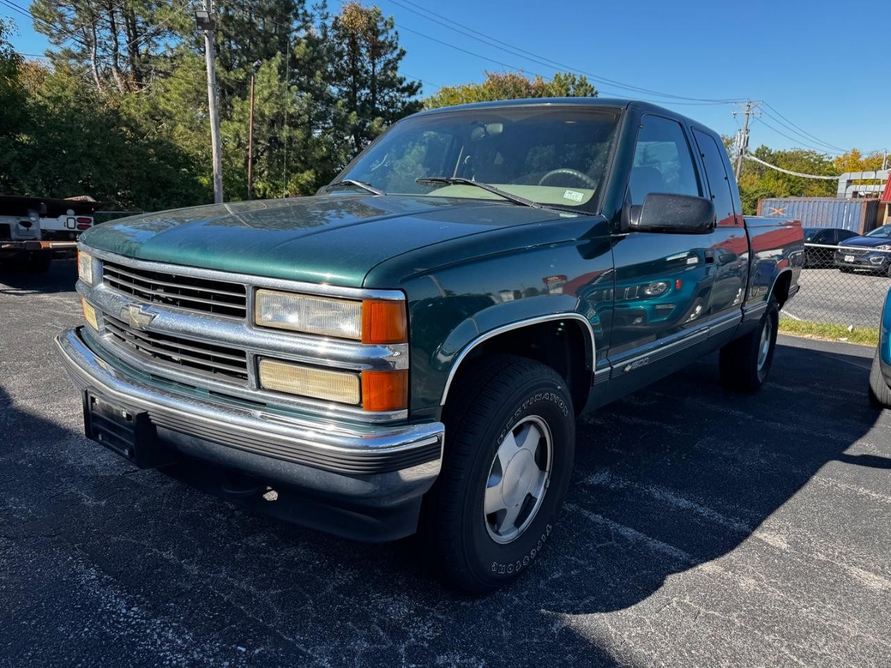 Chevrolet C/K 1500 Vehicle Full-screen Gallery Image 02