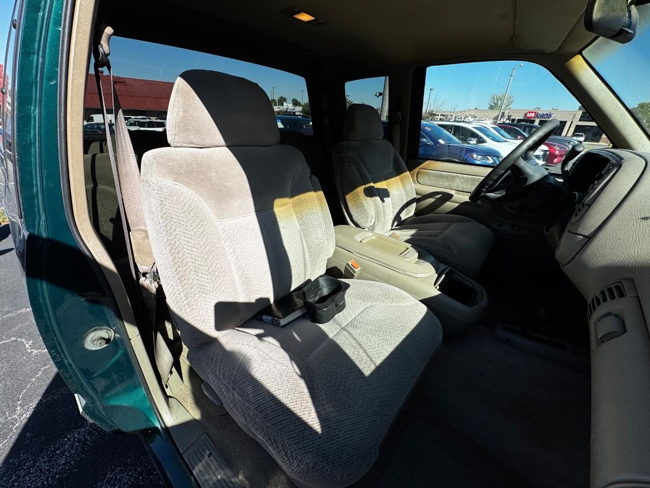 Chevrolet C/K 1500 Vehicle Full-screen Gallery Image 05
