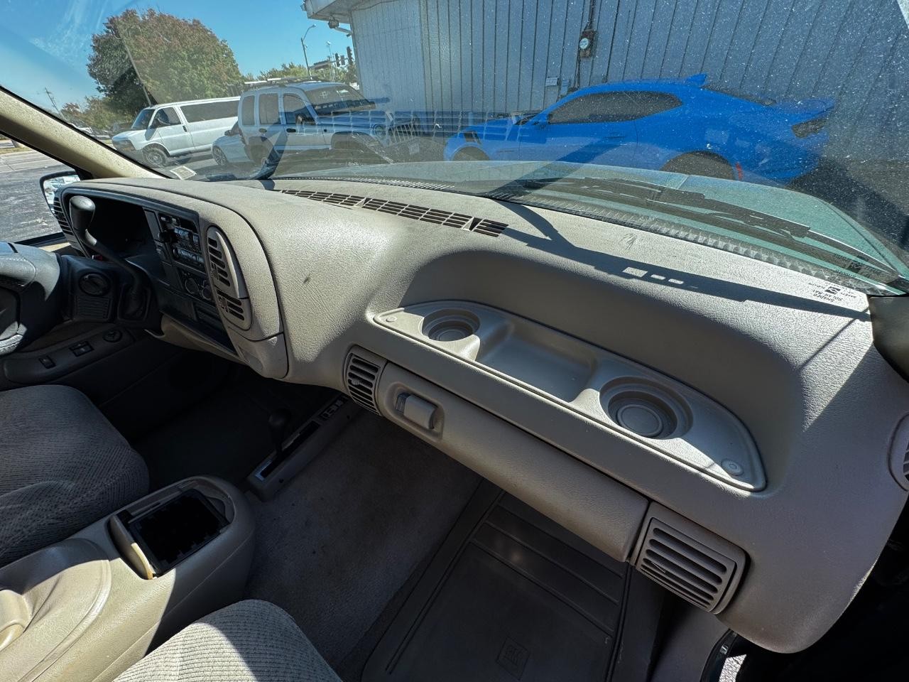 Chevrolet C/K 1500 Vehicle Full-screen Gallery Image 06