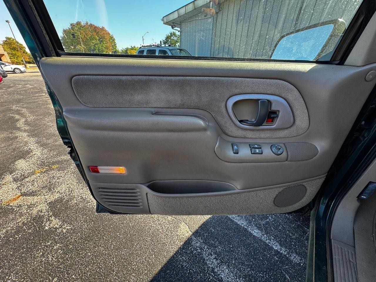 Chevrolet C/K 1500 Vehicle Full-screen Gallery Image 09