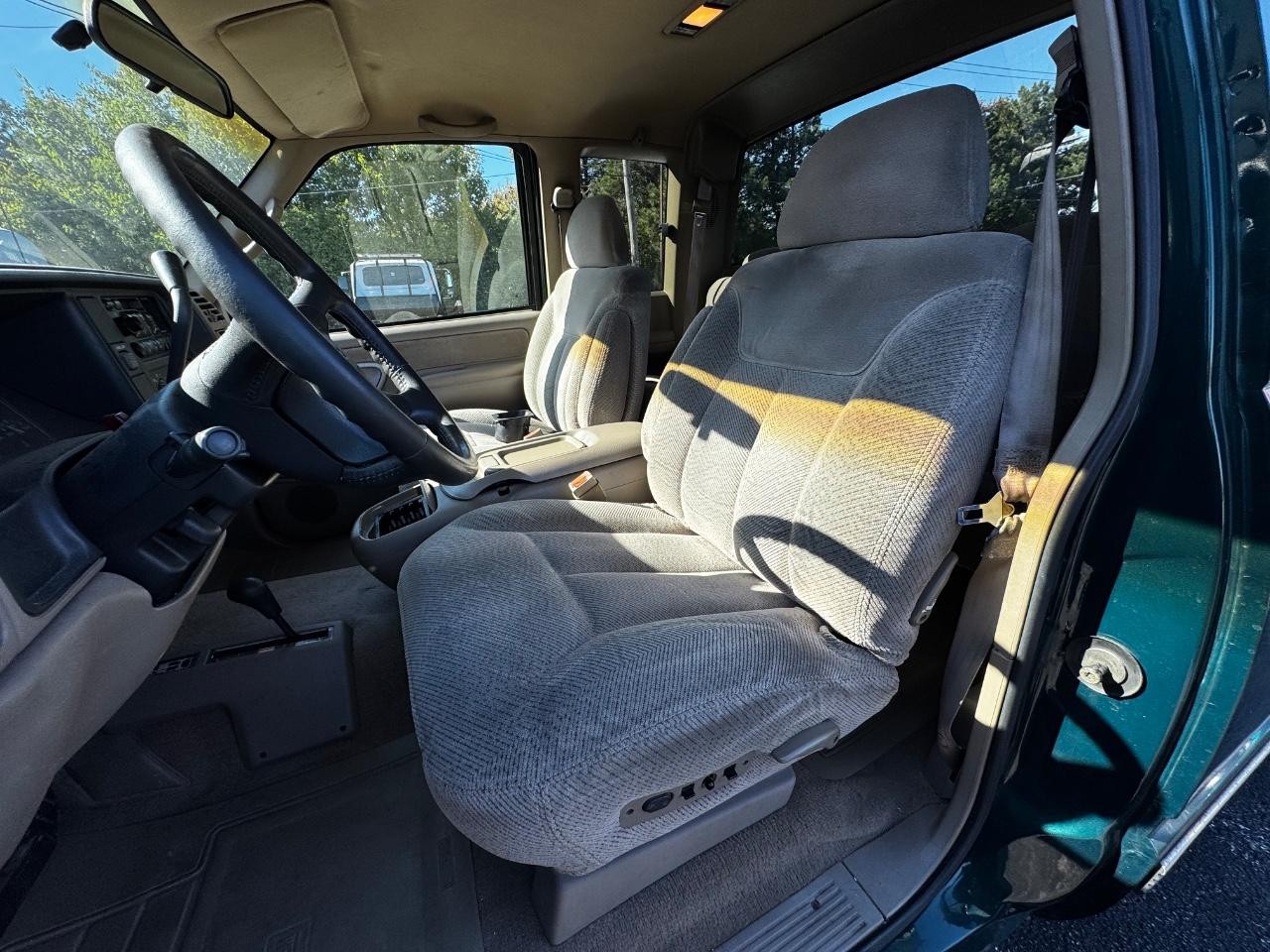 Chevrolet C/K 1500 Vehicle Full-screen Gallery Image 10