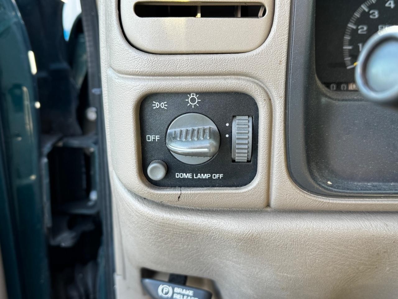 Chevrolet C/K 1500 Vehicle Full-screen Gallery Image 12