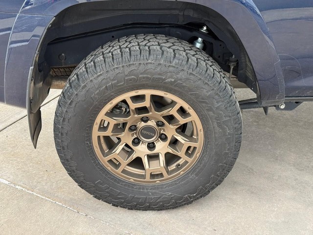 Toyota 4Runner Vehicle Full-screen Gallery Image 04