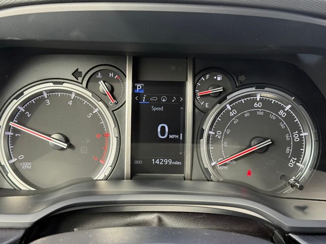 Toyota 4Runner Vehicle Full-screen Gallery Image 25