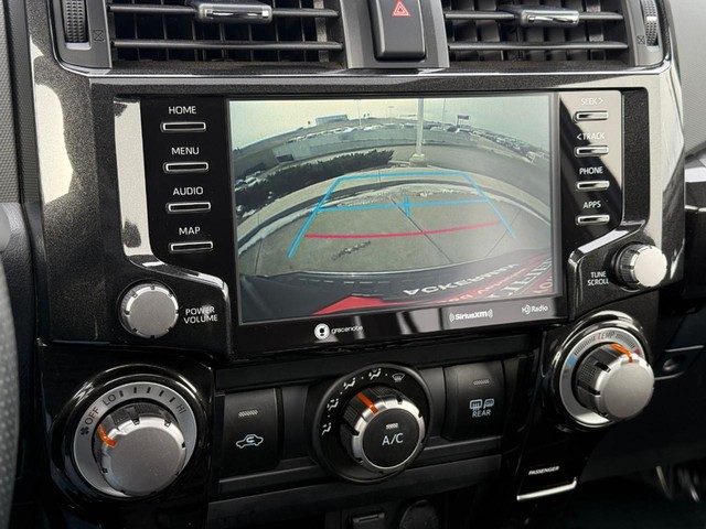 Toyota 4Runner Vehicle Full-screen Gallery Image 26