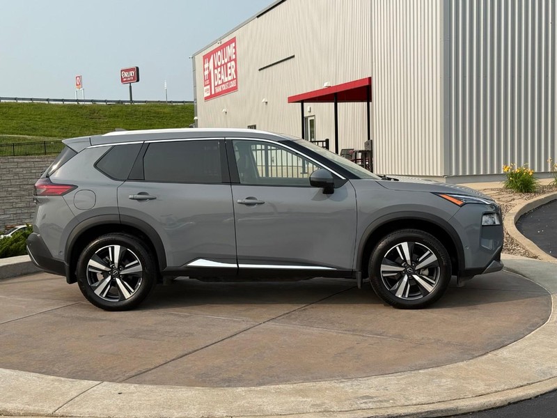 Nissan Rogue Vehicle Full-screen Gallery Image 02