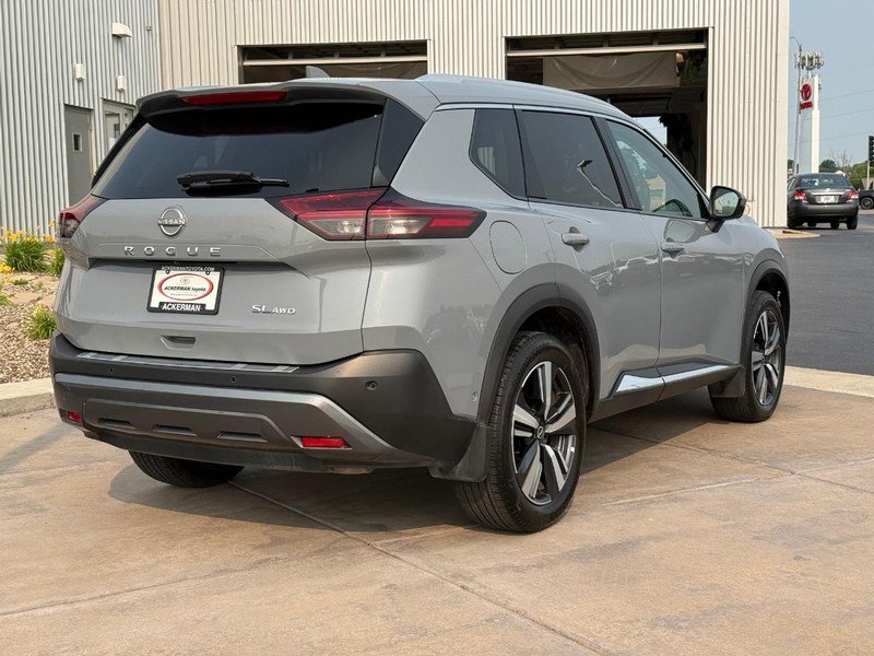 Nissan Rogue Vehicle Full-screen Gallery Image 03