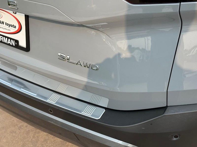 Nissan Rogue Vehicle Full-screen Gallery Image 04