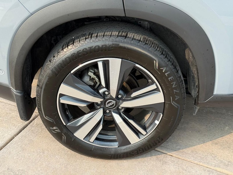 Nissan Rogue Vehicle Full-screen Gallery Image 05