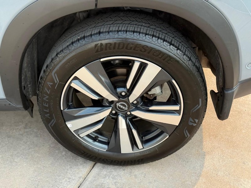 Nissan Rogue Vehicle Full-screen Gallery Image 07