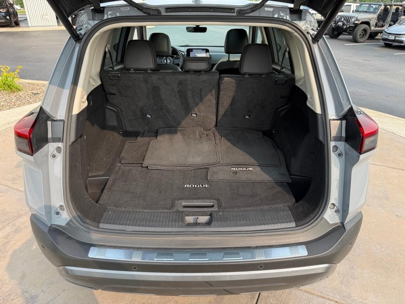 Nissan Rogue Vehicle Full-screen Gallery Image 08