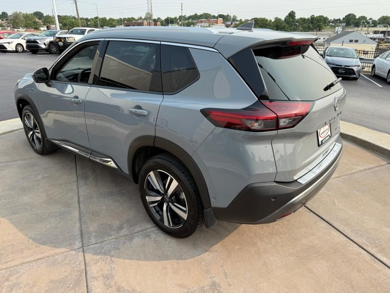 Nissan Rogue Vehicle Full-screen Gallery Image 10