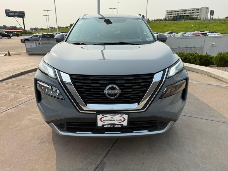 Nissan Rogue Vehicle Full-screen Gallery Image 12