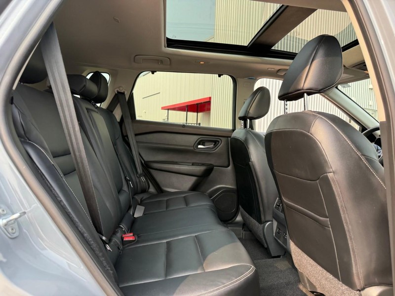 Nissan Rogue Vehicle Full-screen Gallery Image 13