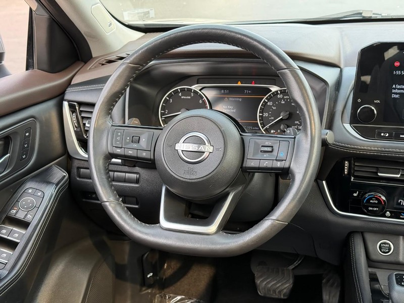 Nissan Rogue Vehicle Full-screen Gallery Image 15