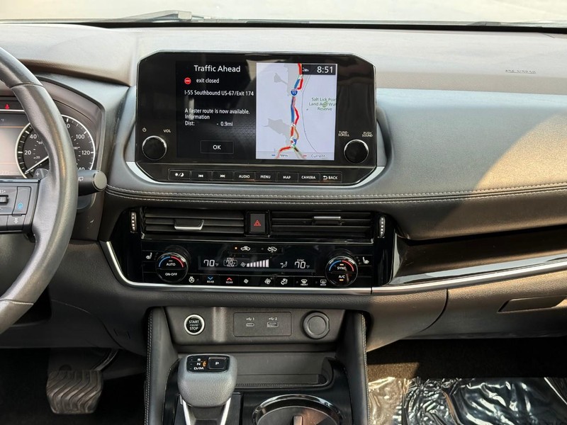 Nissan Rogue Vehicle Full-screen Gallery Image 16