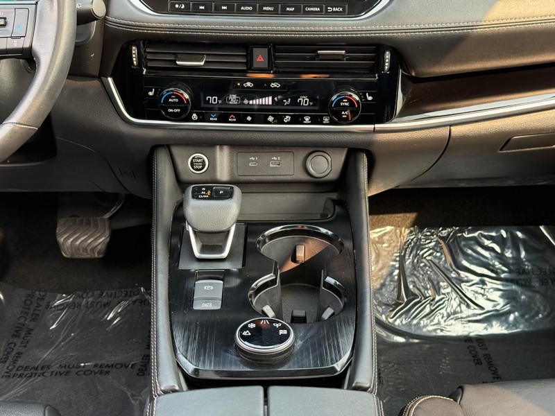 Nissan Rogue Vehicle Full-screen Gallery Image 17