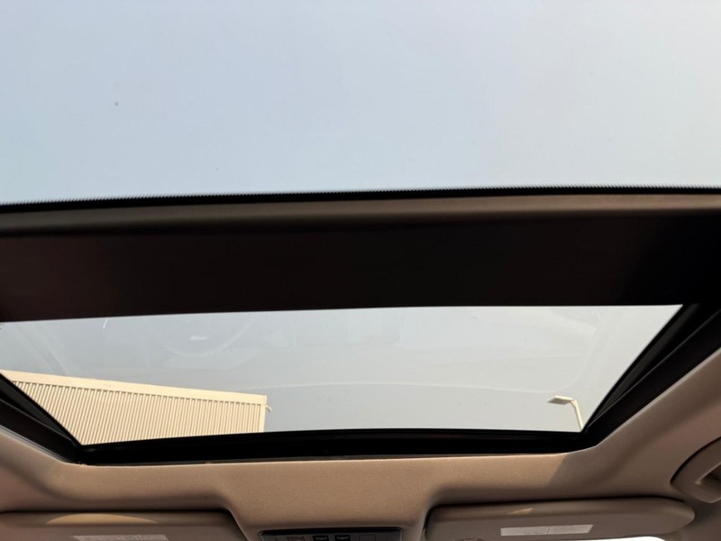 Nissan Rogue Vehicle Full-screen Gallery Image 18