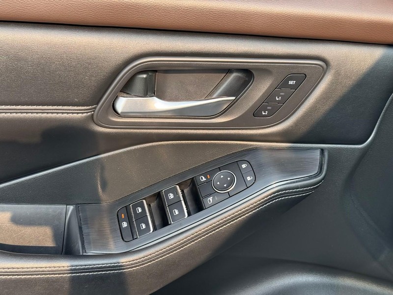 Nissan Rogue Vehicle Full-screen Gallery Image 19