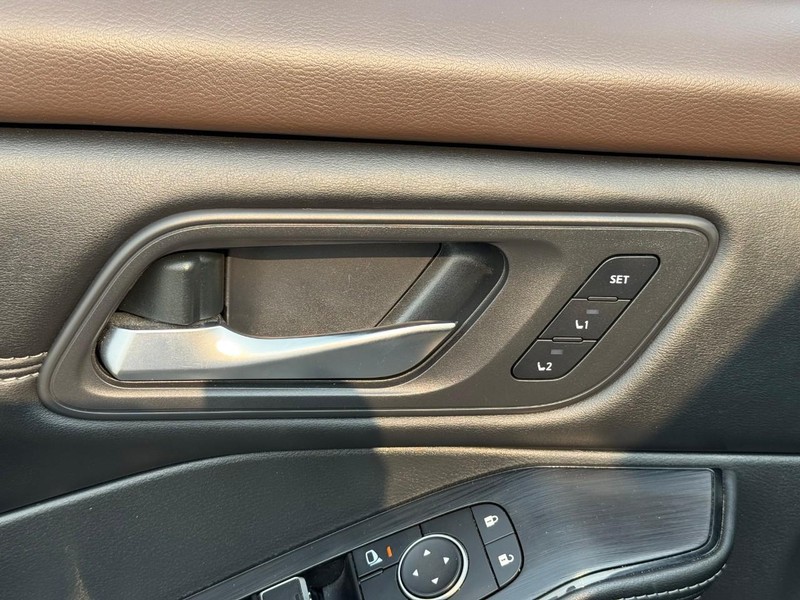 Nissan Rogue Vehicle Full-screen Gallery Image 20