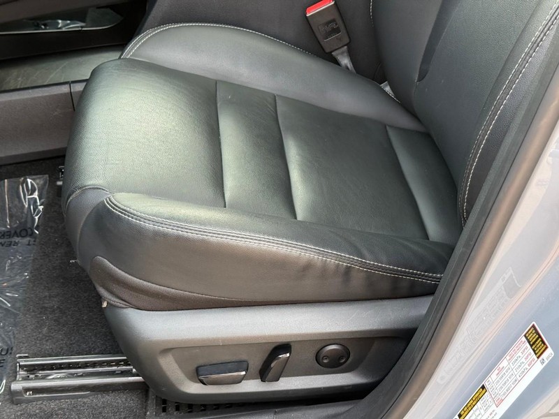 Nissan Rogue Vehicle Full-screen Gallery Image 21